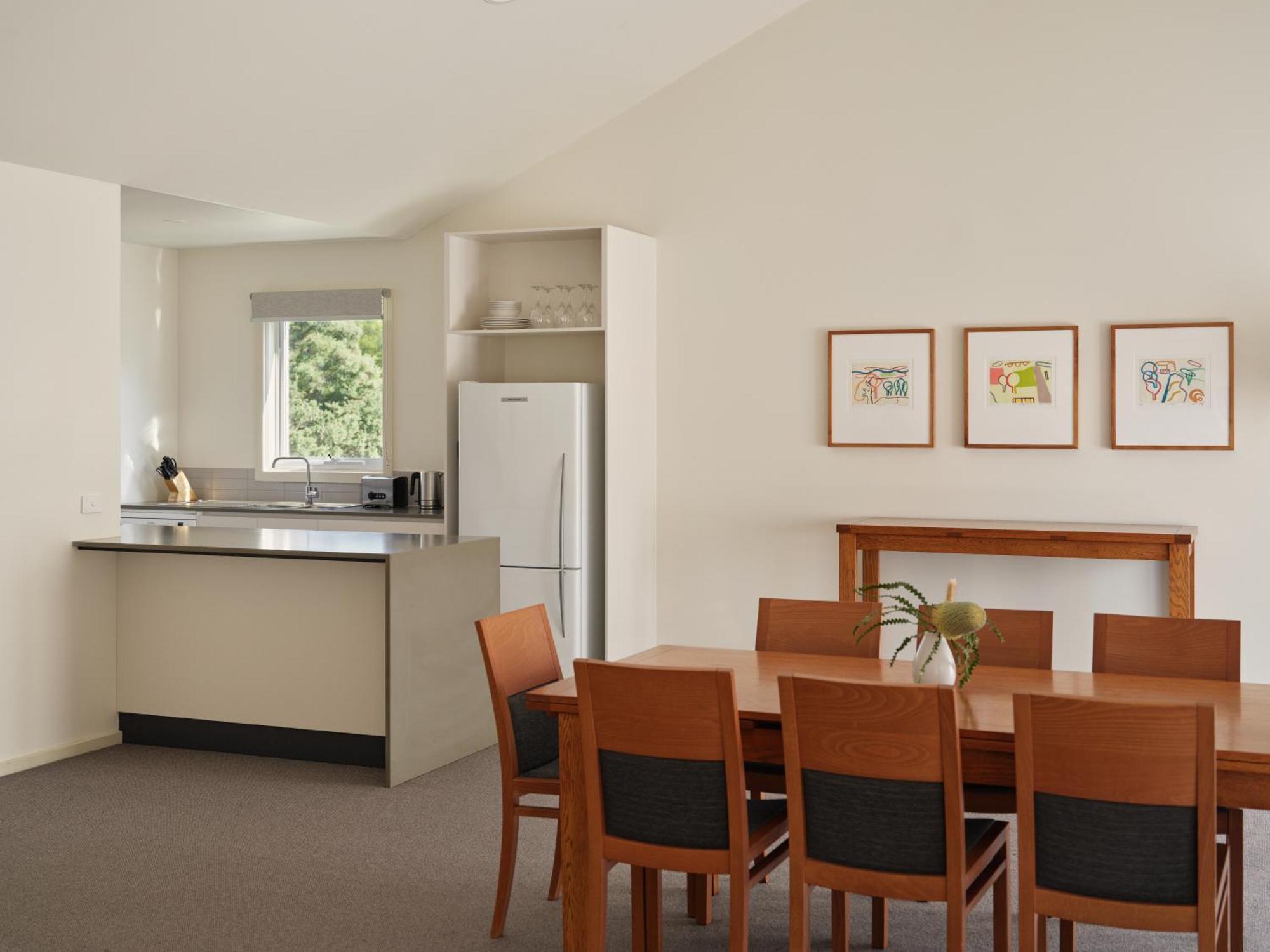 Racv Cape Schanck Resort Værelse billede A kitchen and dining room