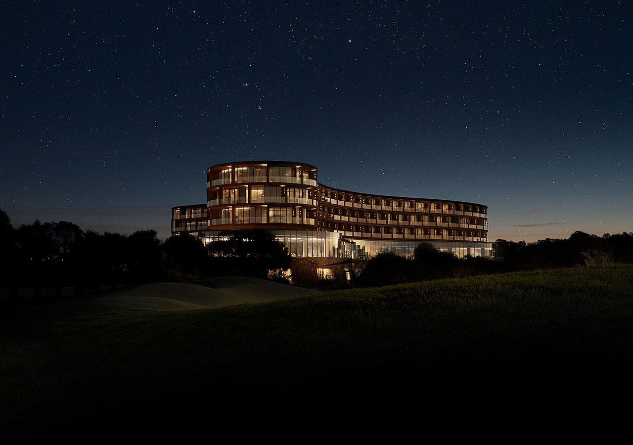 Racv Cape Schanck Resort Eksteriør billede The hotel at night